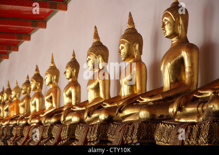 Reihe von Buddhastatuen im Wat Pho Tempel in Bangkok Stockfoto