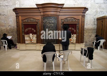 Orthodoxe jüdische Männer beten an der Klagemauer in Jerusalem. Israel Stockfoto