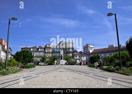 Platz mit Gehwegen und alten typischen Häusern in Porto, Porto, Portugal, Süd-Europa, EU Stockfoto