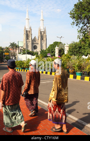 Jakarta, Mann zu Fuß außerhalb der Istiqlal Moschee, in Richtung der Jakarta-Kathedrale Stockfoto