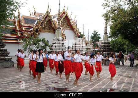 Thailändische Tanzgruppe am Wat Pho Tempel in Bangkok Stockfoto