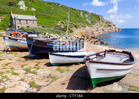 Kleine Fischerboote vertäut am Penberth Cornwall England UK Stockfoto