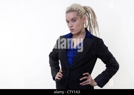 Unternehmerpersönlichkeit mit Dreadlock Haare tut ein bisschen ein super Mann-Pose Stockfoto