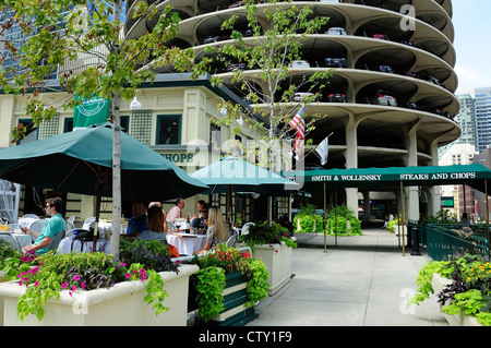 Chicago Steakhouse Smith und Wollensky mit Marina Towers im Hintergrund. Stockfoto