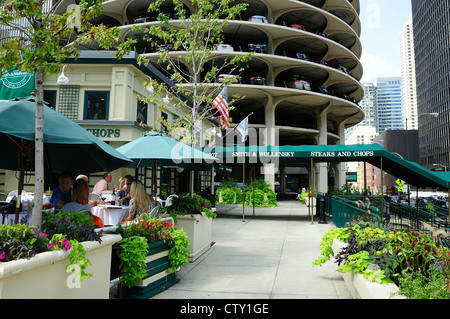 Chicago Steakhouse Smith und Wollensky mit Marina Towers im Hintergrund. Stockfoto