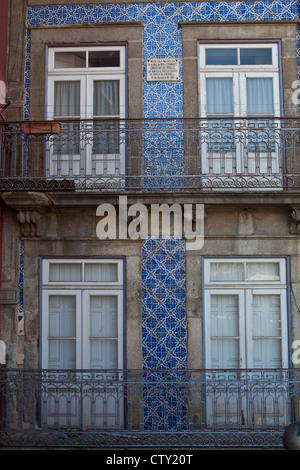 Typische Fassade des Hauses in Porto mit blauen Faïence, Balkon und vier Fenstern. Porto, Porto, Portugal, Süd-Europa, EU Stockfoto