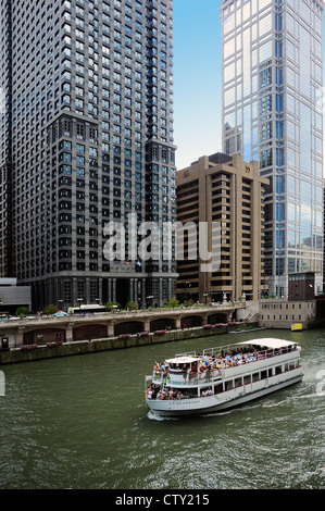 Architektonische Chicago Tourenboot voller Touristen, die den Chicago River cruising. Stockfoto