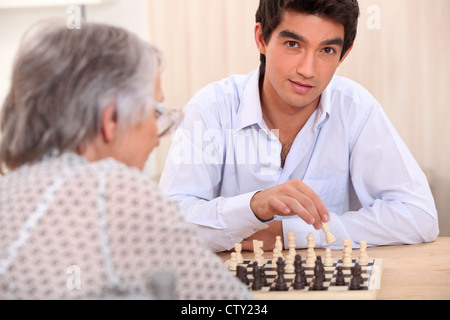 Großmutter und Enkel spielt Schach Stockfoto