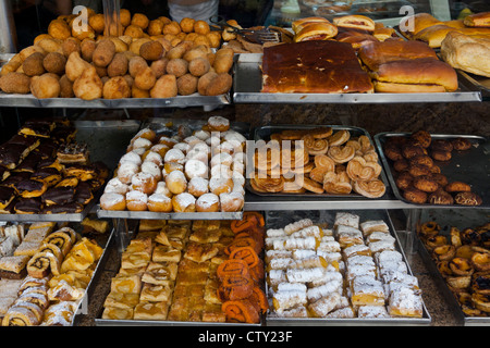 Window-Dressing der portugiesischen Bäckereien Porto, Porto, Portugal, Süd-Europa, EU. Stockfoto