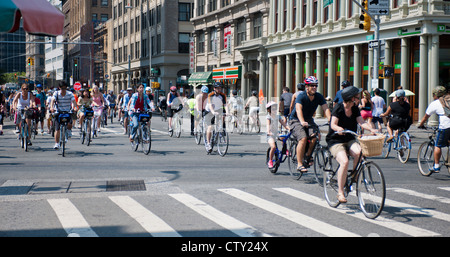 Fahrräder und Fußgänger gehen auf die Straße auf Samstag, 4. August 2012 für die 5. jährlichen New York Summer Streets Veranstaltung Stockfoto