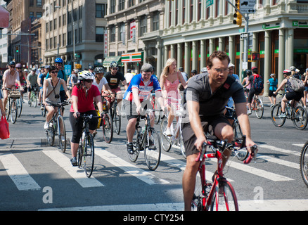 Fahrräder und Fußgänger gehen auf die Straße auf Samstag, 4. August 2012 für die 5. jährlichen New York Summer Streets Veranstaltung Stockfoto