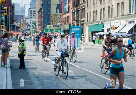 Fahrräder und Fußgänger gehen auf die Straße auf Samstag, 4. August 2012 für die 5. jährlichen New York Summer Streets Veranstaltung Stockfoto