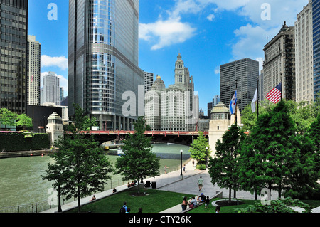 Ansicht des Chicago River und Riverwalk von Wacker Drive darunter Trump Tower und Wrigley Building. Stockfoto