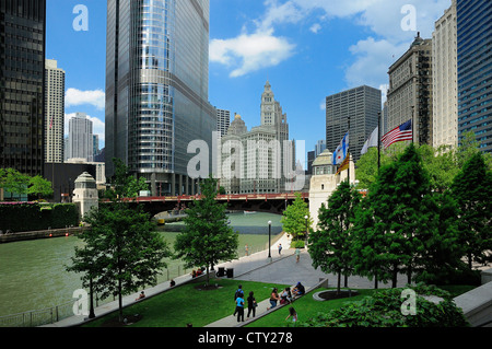 Ansicht des Chicago River und Riverwalk von Wacker Drive darunter Trump Tower und Wrigley Building. Stockfoto