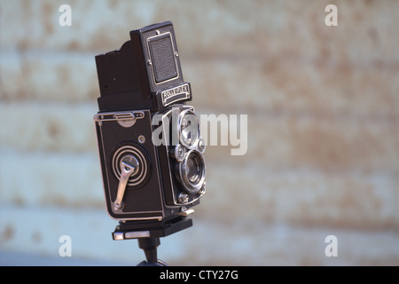 Eine alte Rolleiflex Kamera gegen einen blassen blauen distressed Hintergrund. Stockfoto
