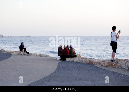 Strand-Szene entlang der Strandpromenade in Tel Aviv, Israel Stockfoto