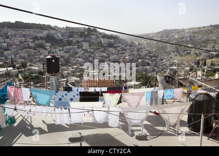 Wäscheleinen Wäsche zu trocknen und schwarz solar Warmwasser-Heizungen auf einem Dach in Ost-Jerusalem, Israel Stockfoto