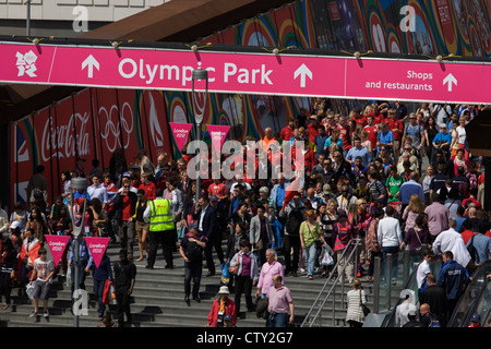 Luftaufnahme der Zuschauer Massen auf der Westfield City shopping complex, Stratford, die während der Olympiade 2012 in London, die 30. Olympiade zum Olympiapark führt. Großen Coca-Cola Werbung säumen den Gehweg zum Olympiapark. Westfield befindet sich am Rande der 2012 Olympic Park, Europas größtes städtisches Einkaufszentrum. Die £1 .45bn Komplex beherbergt mehr als 300 Geschäfte, 70 Restaurants, ein Kino mit 14 Sälen, drei Hotels, eine Kegelbahn und Großbritanniens größte Casino. Stockfoto