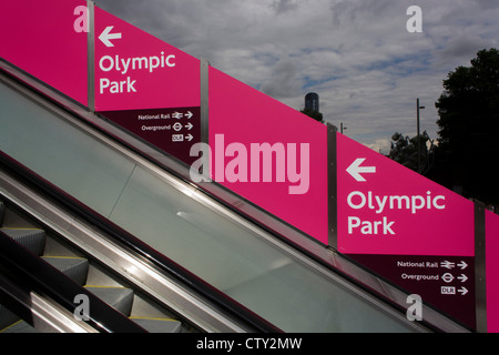 Eine Diagonale Landschaft ein Wegweiser zum Olympiapark in der Westfield Mall, während der Olympischen Spiele 2012 in London. Stockfoto