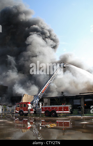 Detroit-Feuerwehr-Hubarbeitsbühne auf mehrere Alarm Feuer in Highland Park, Michigan USA Stockfoto