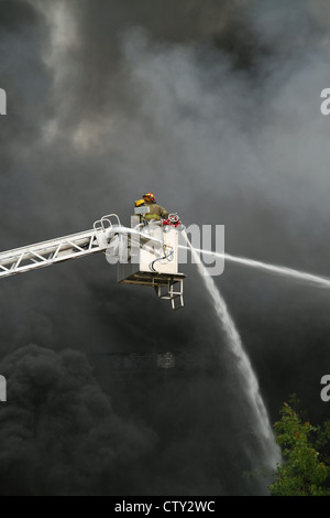 Detroit-Feuerwehr-Hubarbeitsbühne auf mehrere Alarm Feuer in Highland Park, Michigan USA Stockfoto