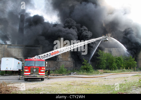 Highland Park Fire Department Aerial Platform at Multiple Alarm Fire in Highland Park, MI, von David Traiforos/Dembinsky Photo Assoc Stockfoto