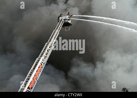 Detroit-Feuerwehr-Hubarbeitsbühne auf mehrere Alarm Feuer in Highland Park, Michigan USA Stockfoto