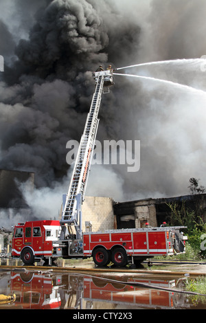 Detroit-Feuerwehr-Hubarbeitsbühne auf mehrere Alarm Feuer in Highland Park, Michigan USA Stockfoto