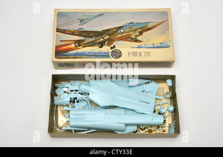 Airfix 1/72 Skala F-111A Plastikmodell Bausatz zeigt Teile in box Stockfoto