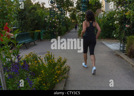 Paris, Frankreich, Frau, die im Garten [hinten] wegläuft, allein auf Pathway im Park „Promenade Plantée“ joggt Stockfoto