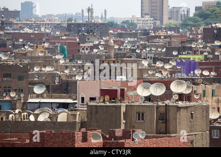 Blick über die Dächer des Gehäuses mit Satellitenschüsseln in der alten Stadt von Kairo, Ägypten Stockfoto