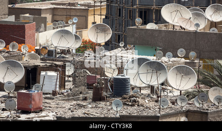 Blick über die Dächer des Gehäuses mit Satellitenschüsseln in der alten Stadt von Kairo, Ägypten Stockfoto