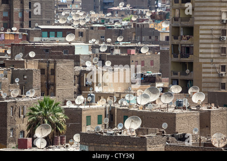 Blick über die Dächer des Gehäuses mit Satellitenschüsseln in der alten Stadt von Kairo, Ägypten Stockfoto