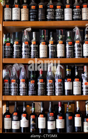 Wein und Port Flaschen Faro Algarve Portugal Stockfoto