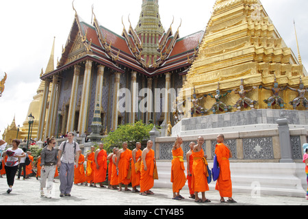 Thailändische buddhistische Mönche wandern in The Grand Palace-Tempel in Bangkok Stockfoto