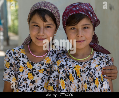 Zwillingsmädchen, Istaravshan, Tadschikistan Stockfoto