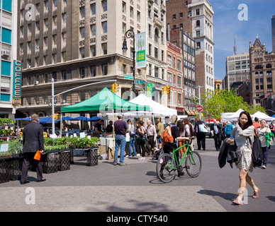 Shopper am Union Square Greenmarket in New York City am 20. April 2012 Stockfoto