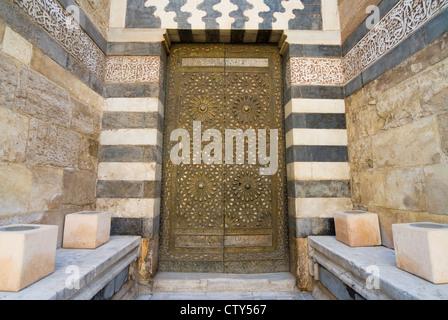 Haupttor des Coranic Schule der Sultan Barquq, Khan El Khalili, Kairo, Ägypten, Nordafrika, Afrika Stockfoto