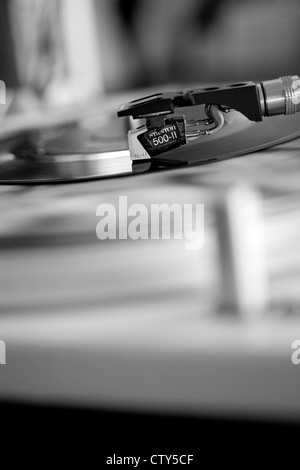 Nadel auf Vinyl-Schallplatte Stockfoto