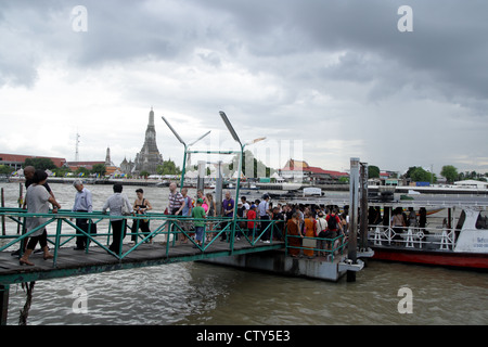 Boot-Fähranleger in der Nähe von Wat Arun Tempel von The Down In Bangkok Stockfoto