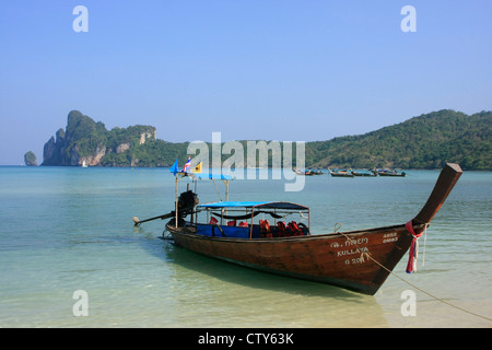 Longtail-Boot am Strand, Insel Phi Phi Don, Thailand Stockfoto