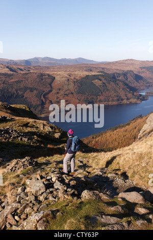 Weiblichen Hügel Walker Blick hinunter auf Thirlmere von den Hängen des Lakelandpoeten, Lake District, Cumbria, England, UK Stockfoto