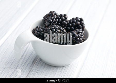 Brombeere Frucht in Schüssel auf Küchentisch Stockfoto