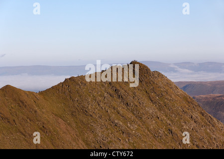 Wanderer auf Striding Edge, Lakelandpoeten, Lake District, Cumbria, England, UK Stockfoto