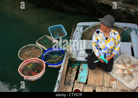 Hawker in einem Boot, Halong Bucht, Vietnam Stockfoto