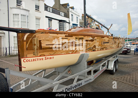 Die Yacht Kollektivgeist auf dem Display in Trinity Street Weymouth, Dorset Stockfoto