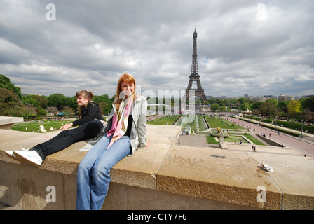Blick vom Palais de Chaillot und die Jardins de Trocadero in Richtung Eiffelturm Paris Frankreich Stockfoto