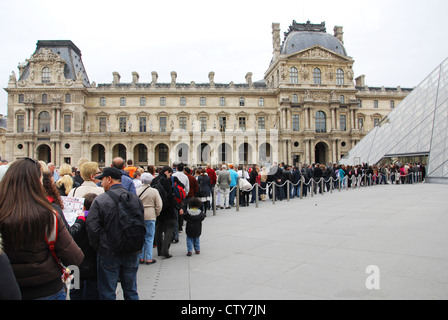 langes Anstehen ins Louvre Paris, Frankreich Stockfoto
