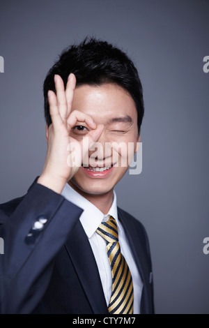 Ein Geschäftsmann machen OK Sign. Stockfoto