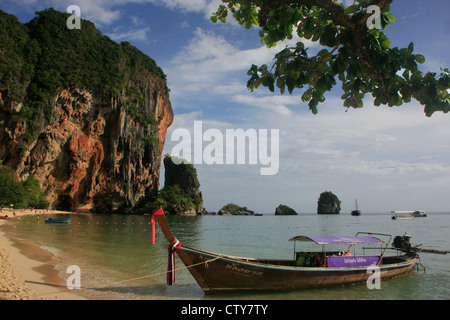 Longtail-Boot am Railay Beach, Krabi, Thailand Stockfoto